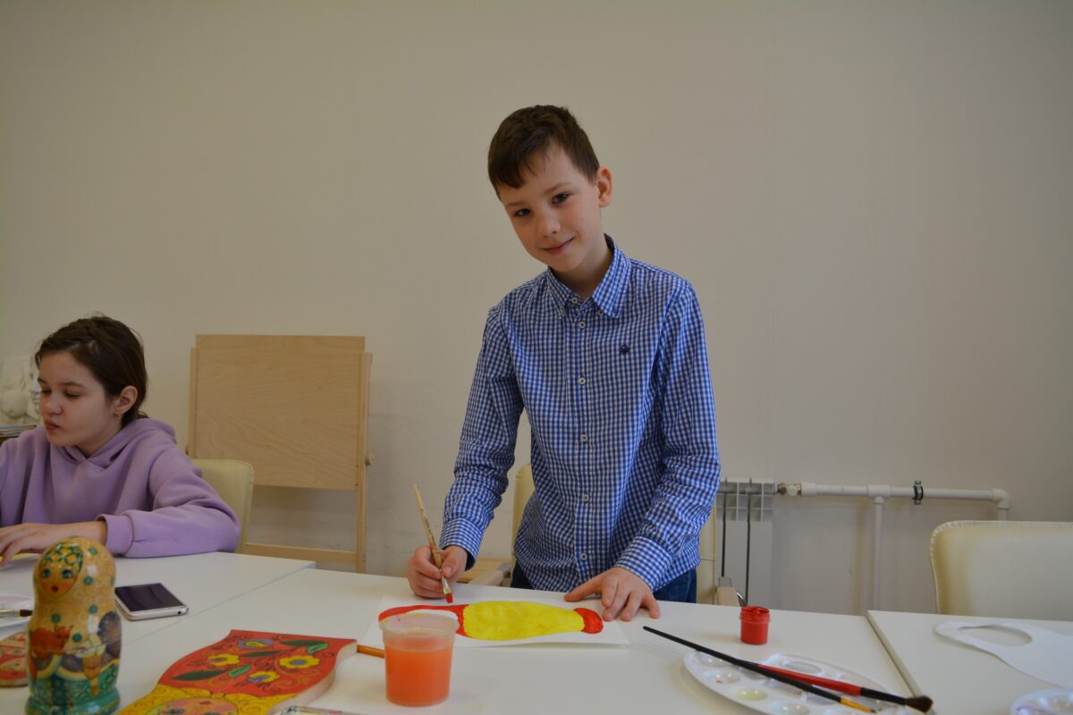Учащиеся «ОГМА» создали матрёшку в стиле Полхов-Майданской росписи