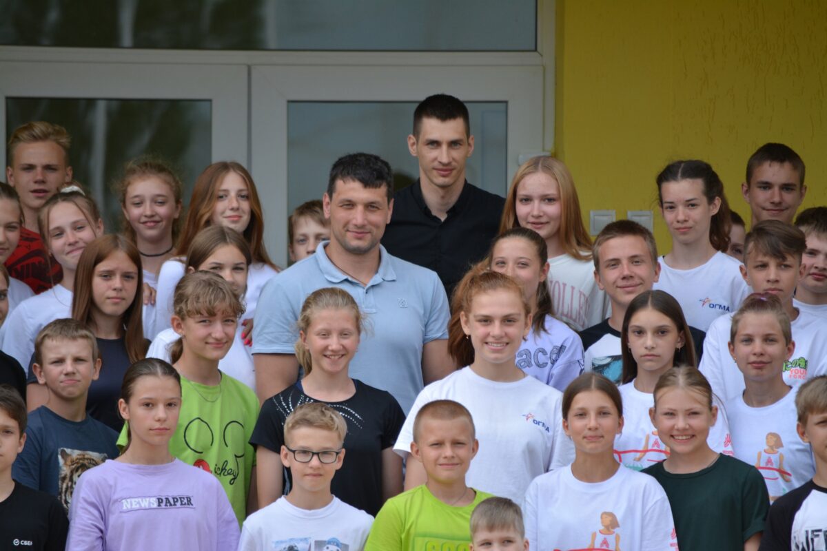 С юными атлетами из «ОГМА» встретился девятикратный чемпион мира Артем Осипенко