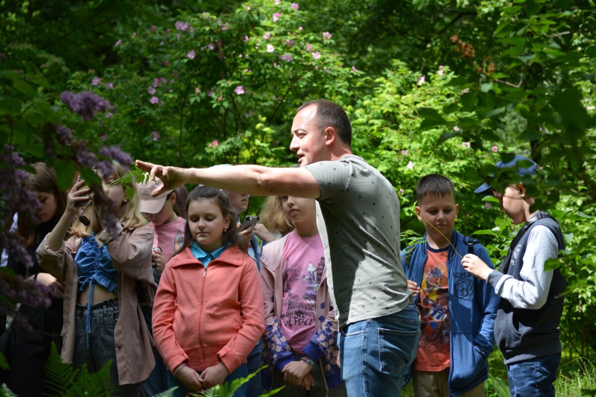 Директор ботанического сада Максим Хоменок провел экскурсию для учащихся смены «Экология леса»