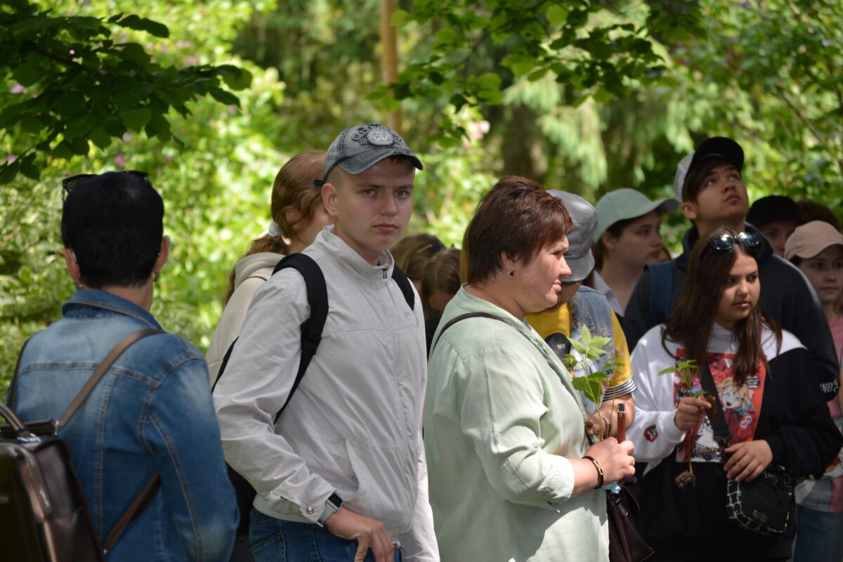 Директор ботанического сада Максим Хоменок провел экскурсию для учащихся смены «Экология леса»