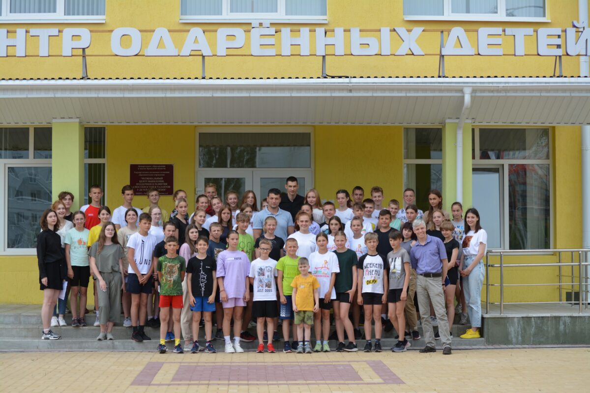 С юными атлетами из «ОГМА» встретился девятикратный чемпион мира Артем Осипенко