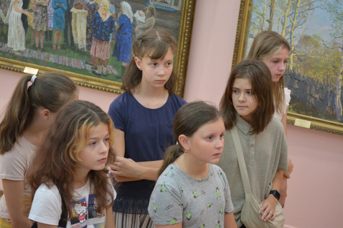 Юные художники из центра «ОГМА» посетили музей  братьев Ткачевых