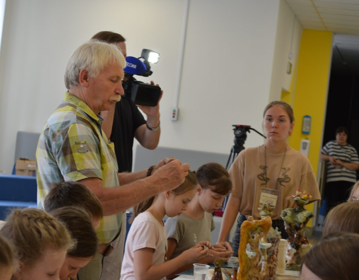 Председатель брянского отделения «Союза художников России» Александр Хомрачёв встретился с юными художниками из  центра «ОГМА»