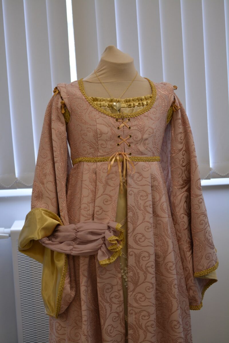 Выставка стилизаций старинного платья открылась в центре «ОГМА»