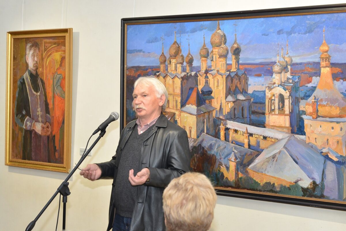 Директор центра «ОГМА» Дмитрий Порошин поздравил художницу Светлану Жигалову с открытием персональной выставки