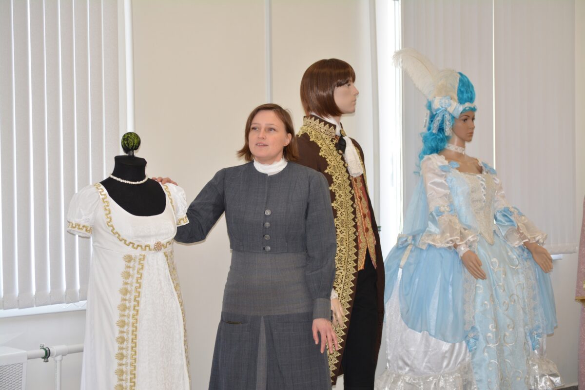 Выставка стилизаций старинного платья открылась в центре «ОГМА»
