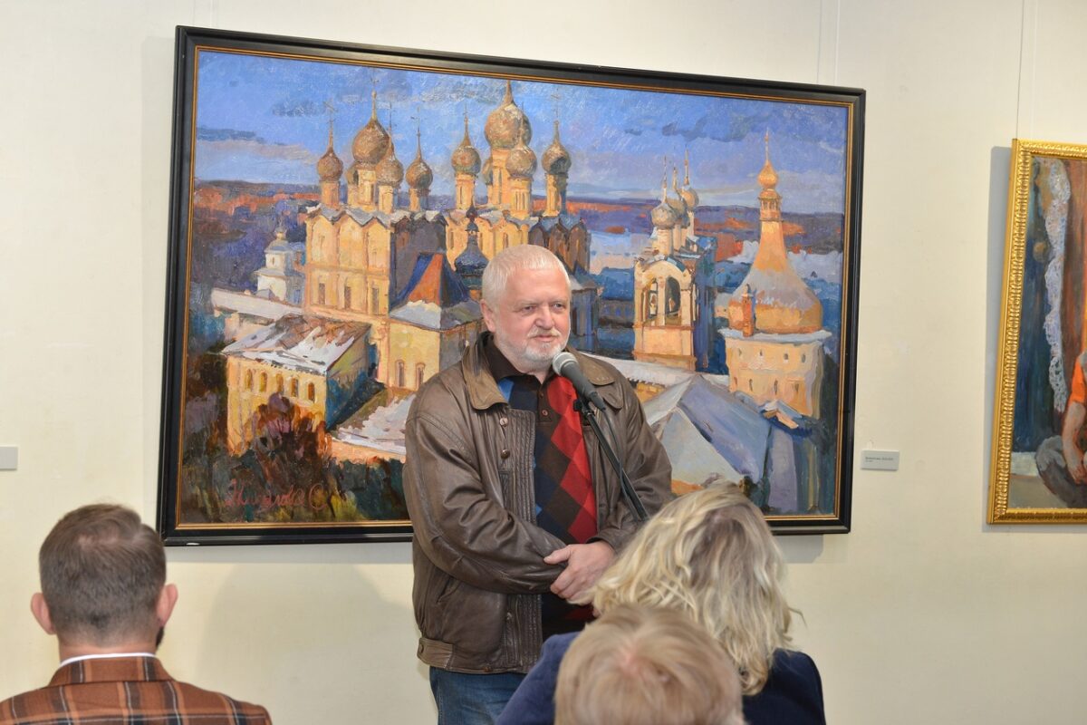 Директор центра «ОГМА» Дмитрий Порошин поздравил художницу Светлану Жигалову с открытием персональной выставки
