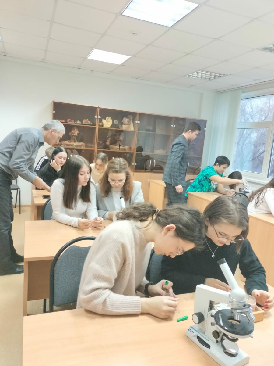 Учащиеся профильной смены «Олимпиадная биология» побывали на мастер-классах по ботанике и химии в Брянском государственном университете