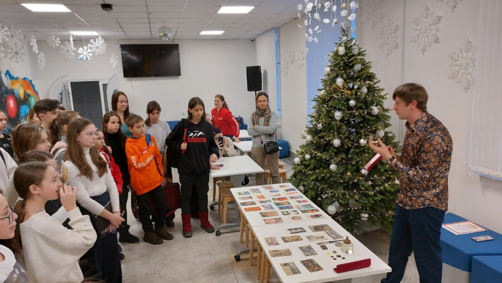 В центре «ОГМА» художник Виталий Короткий провел для школьников мастер-класс по созданию открыток