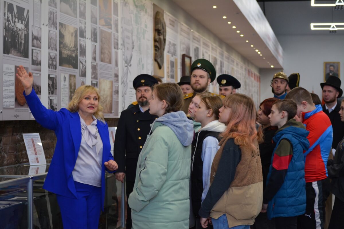 Учащиеся центра «ОГМА» побывали в музее БМЗ на экскурсии «Императорский маршрут»