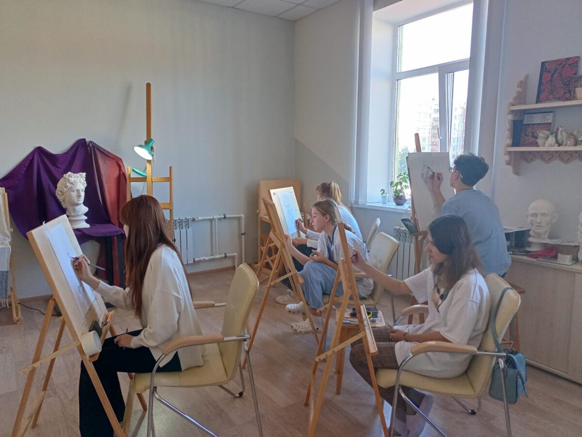 В центре «ОГМА» завершилась смена «Основы рисунка и живописи»