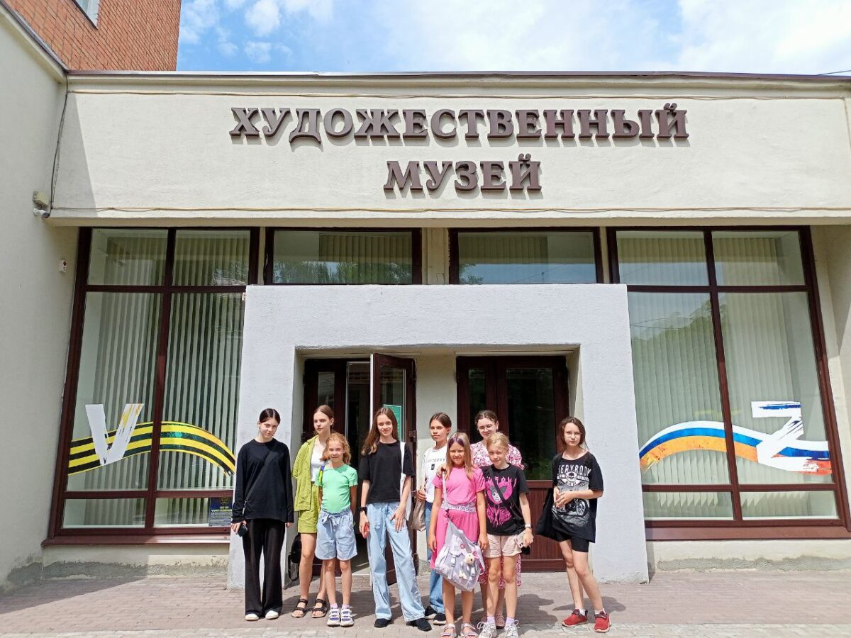 Юные художники из центра «ОГМА» посетили Брянский художественный музей